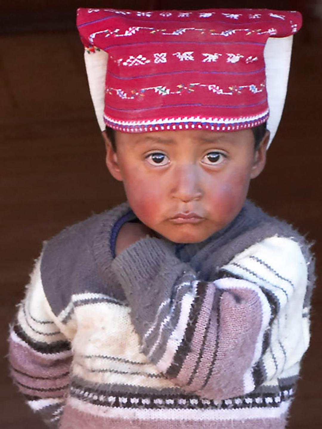 کودکی در لباس سنتی آمریکای جنوبی
