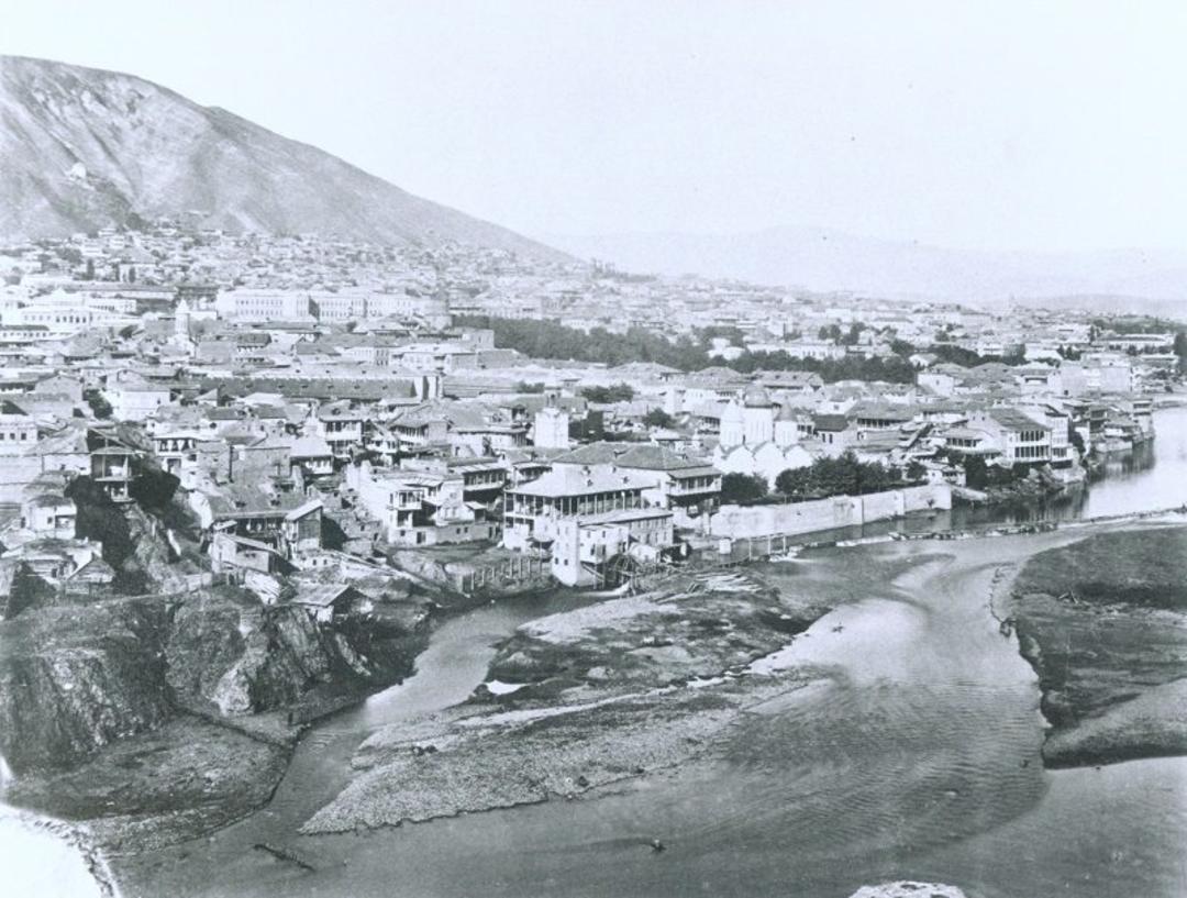 تصویر ساختمان های دوره قاجار در عکس آلبوم خانه کاخ گلستان؛ منبع عکس: آلبوم خانه کاخ گلستان. عکاس: نامشخص