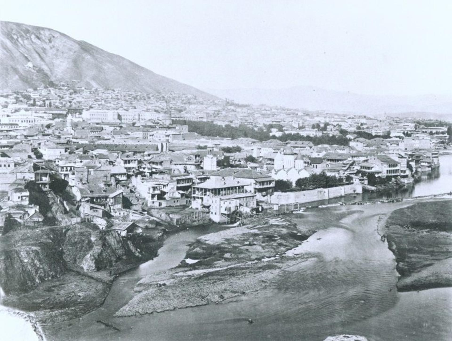 تصویر ساختمان های دوره قاجار در عکس آلبوم خانه کاخ گلستان؛ منبع عکس: آلبوم خانه کاخ گلستان. عکاس: نامشخص
