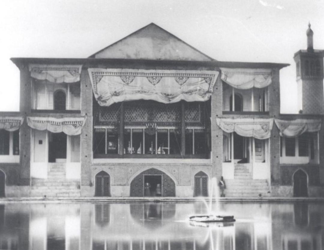تصویر عمارت و حوض آن در دوره قاجار در عکس آلبوم خانه کاخ گلستان؛ منبع عکس: آلبوم خانه کاخ گلستان. عکاس: نامشخص