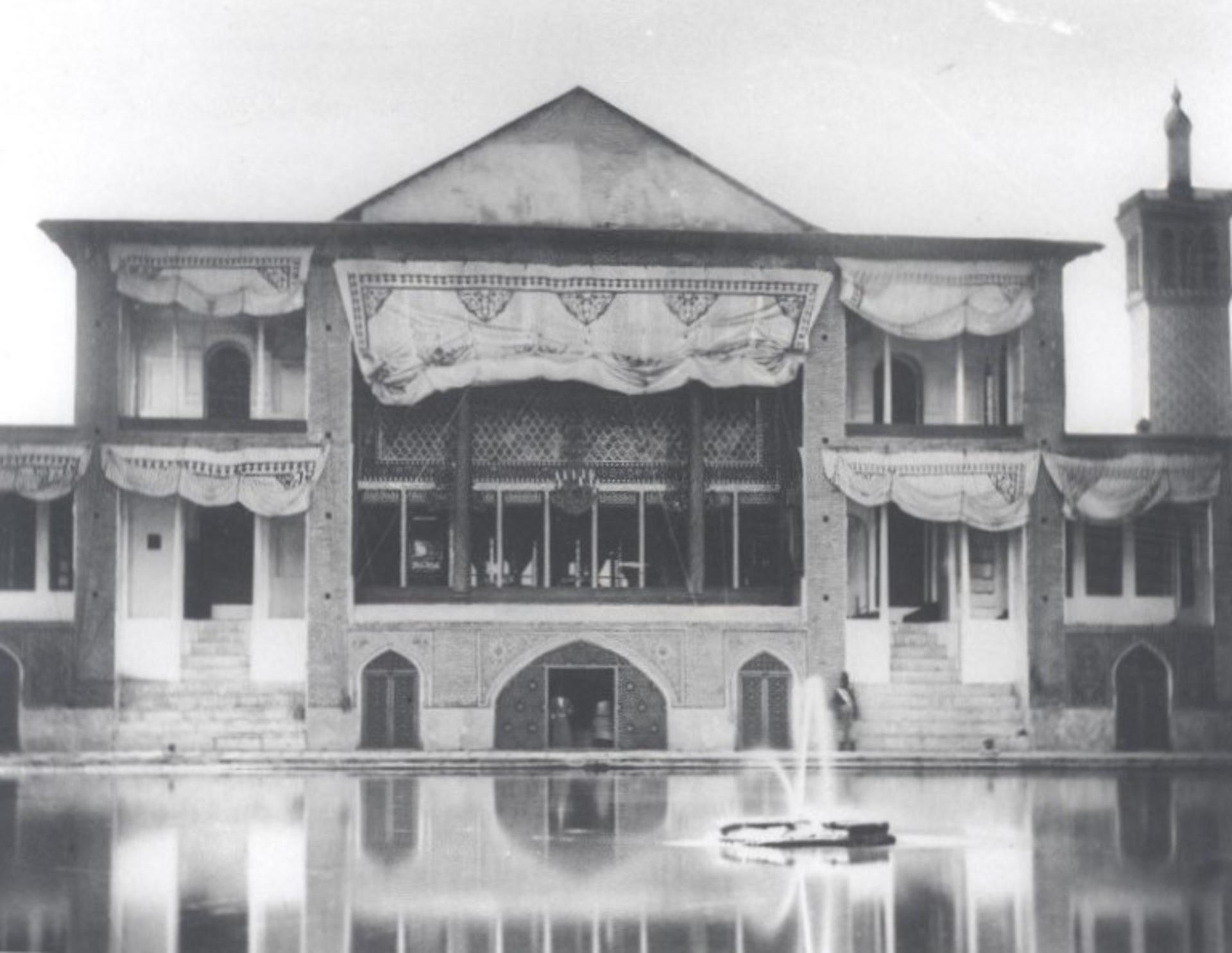 تصویر عمارت و حوض آن در دوره قاجار در عکس آلبوم خانه کاخ گلستان؛ منبع عکس: آلبوم خانه کاخ گلستان. عکاس: نامشخص