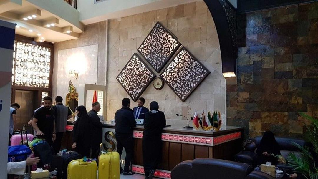 مسافران کربلا در لابی هتل