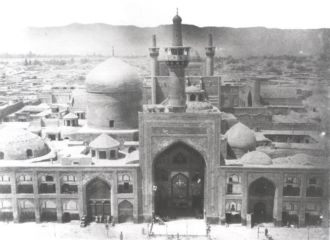 تصویر حرم امام رضا در مشهد در دوره قاجار در عکس آلبوم خانه کاخ گلستان؛ منبع عکس: آلبوم خانه کاخ گلستان. عکاس: نامشخص