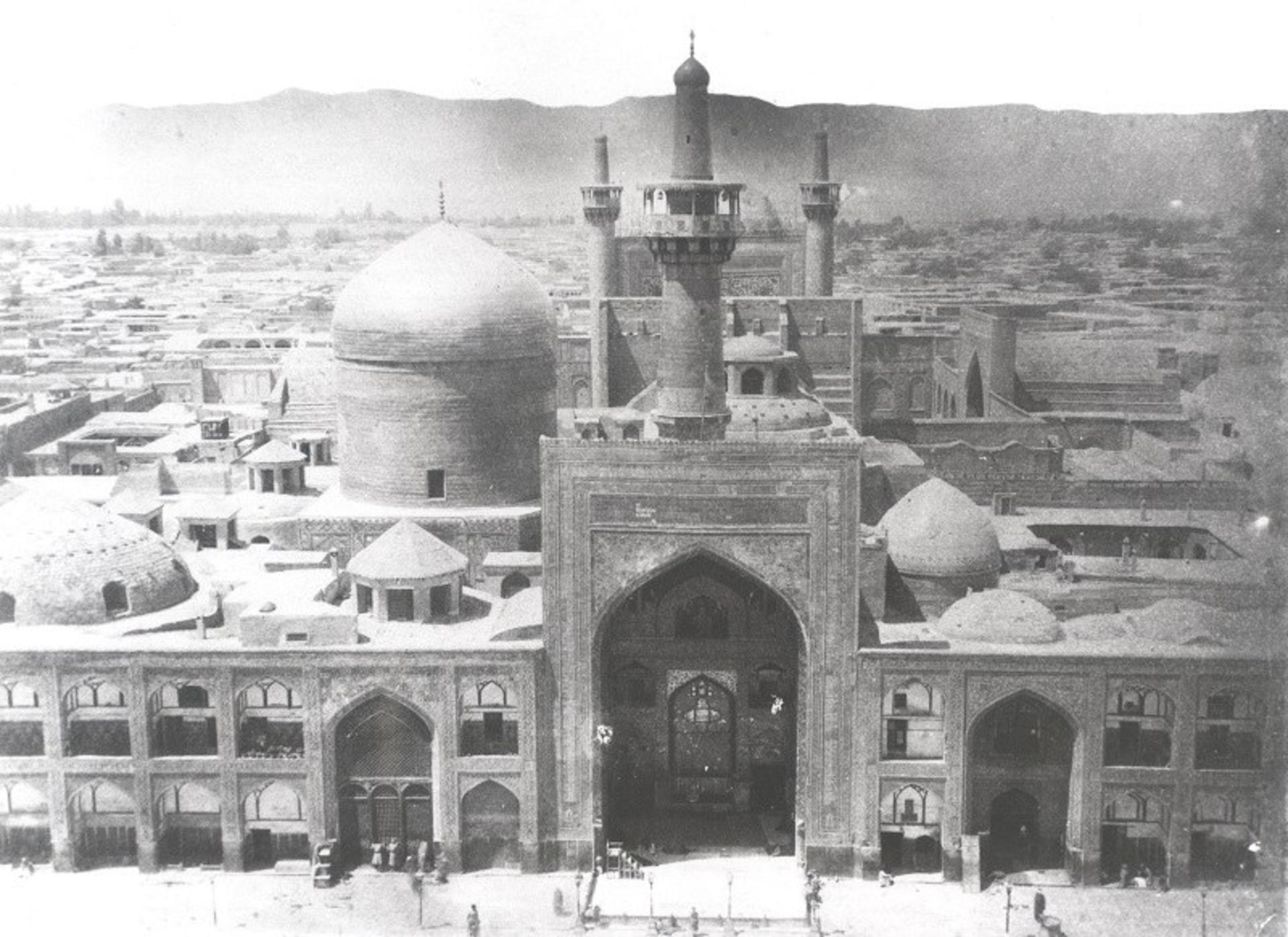 تصویر حرم امام رضا در مشهد در دوره قاجار در عکس آلبوم خانه کاخ گلستان؛ منبع عکس: آلبوم خانه کاخ گلستان. عکاس: نامشخص