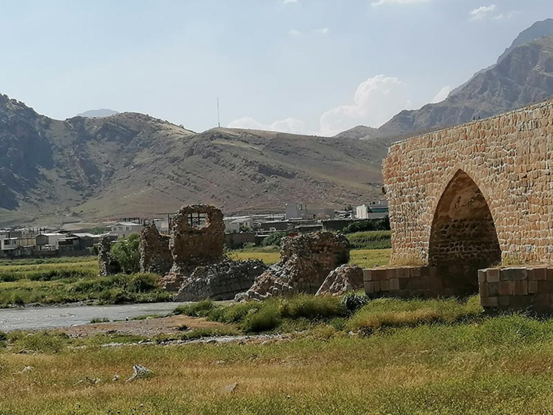 پل شکسته شاپوری خرم آباد؛ منبع عکس: گوگل مپ؛ عکاس: Alo Mah