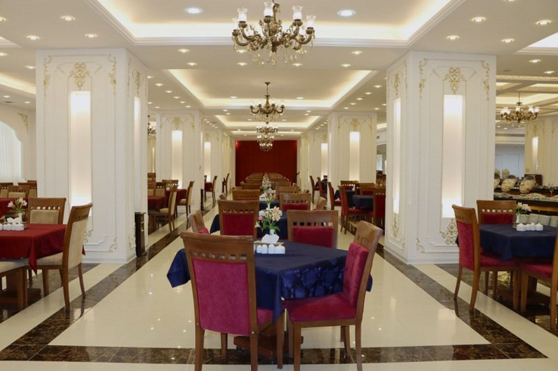 سالن رستوران گلوریا هتل پارسیس مشهد؛ منبع عکس: وب سایت Hotelparsis.com. عکاس: نامشخص