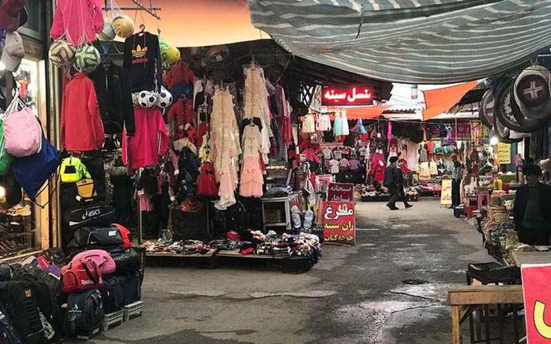 مغازه های لباس و کیف فروشی در بازار سنتی رامسر