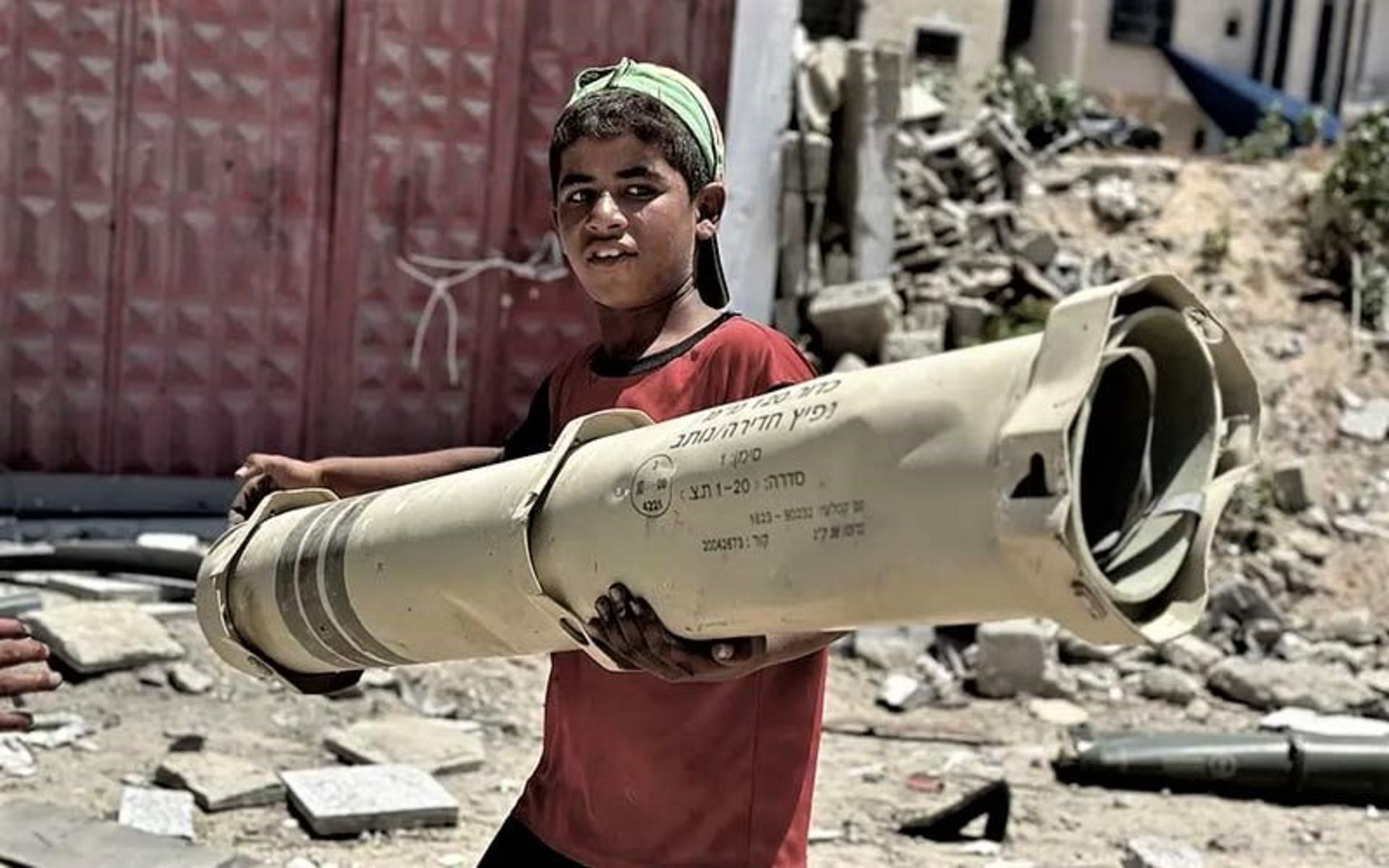 بقایای موشک در دست کودک فلسطینی