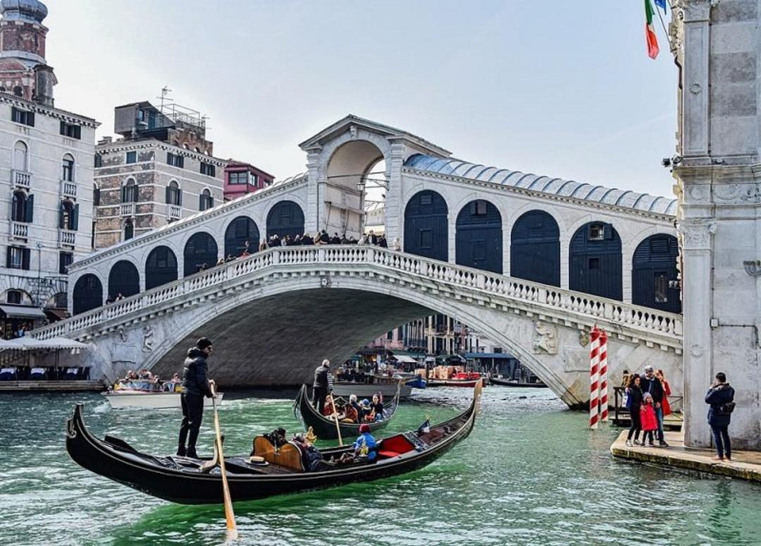 پل معروف Rialto در ونیز ایتالیا؛ منبع عکس: وب سایت worldfamousthings.com. عکاس: نامشخص