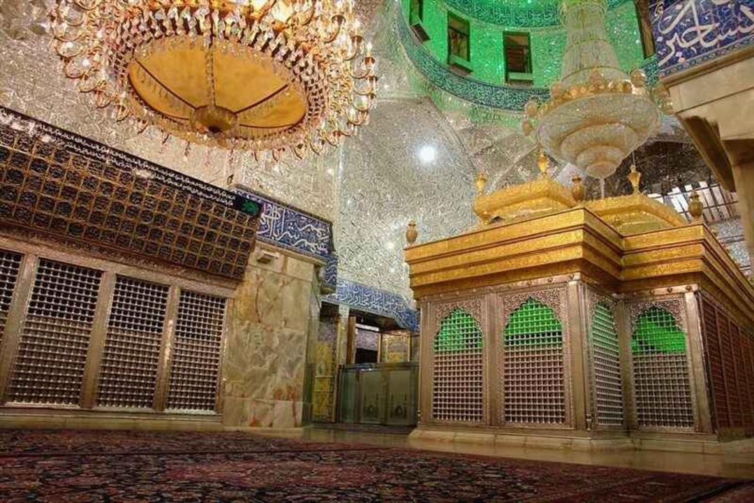 ضریح شهدای بنی هاشم در کنار ضریح امام حسین (ع)؛ منبع عکس: گوگل مپ؛ عکاس: ویکی شیعه؛ عکاس: نامشخص