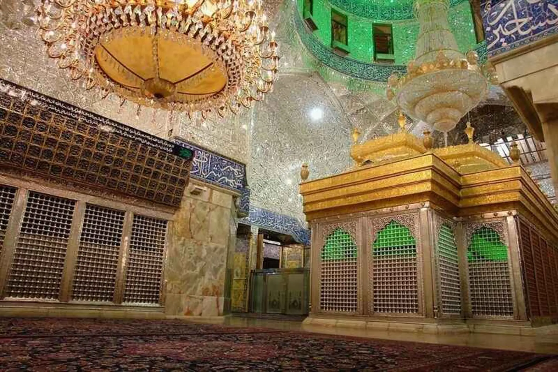ضریح شهدای بنی هاشم در کنار ضریح امام حسین (ع)؛ منبع عکس: گوگل مپ؛ عکاس: ویکی شیعه؛ عکاس: نامشخص
