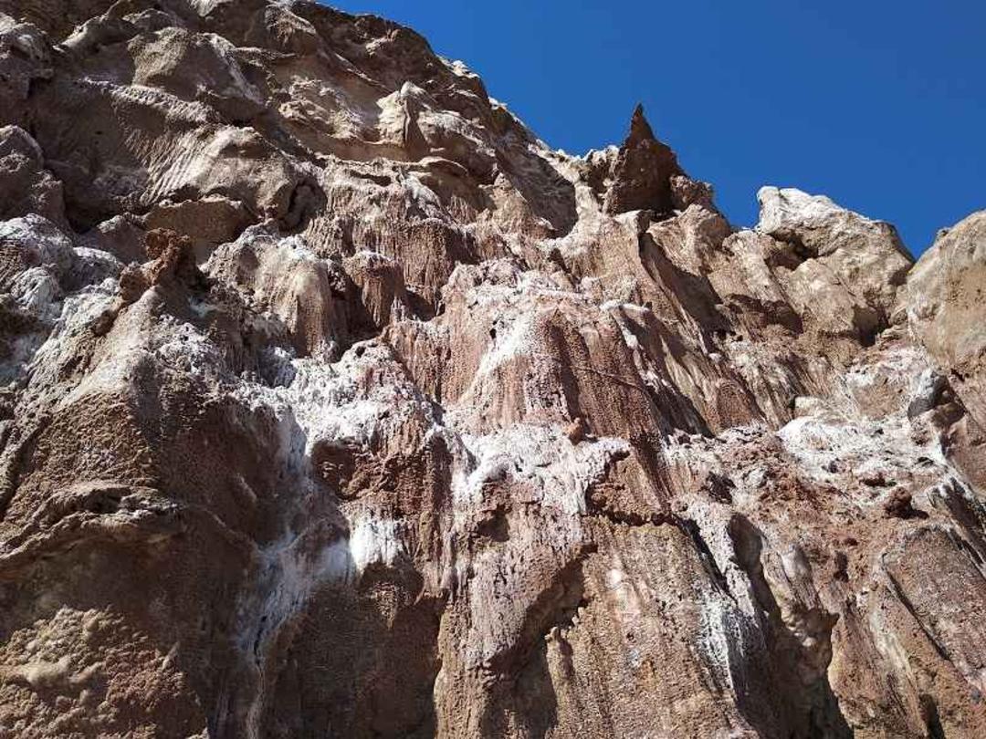 قندیل های نمکی غار نمکدان قشم