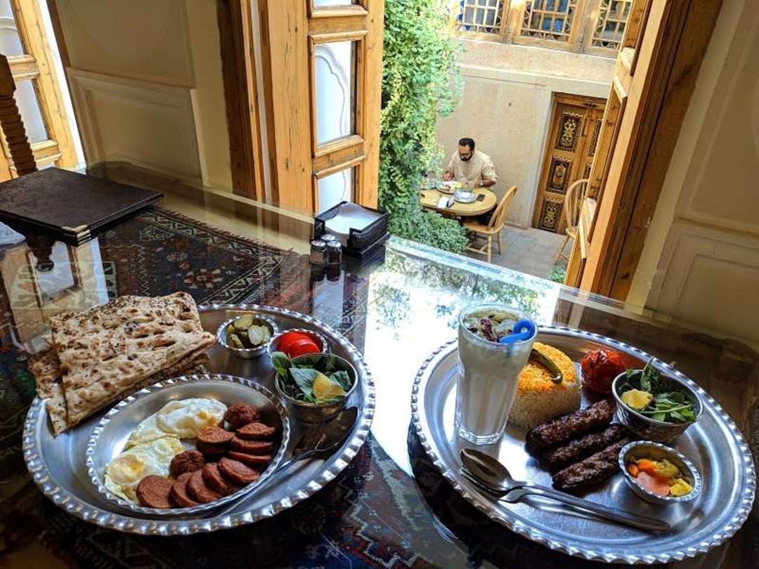 سالن و چشم‌انداز حیاط کافه موزه زرنگار شیراز؛ منبع عکس: گوگل مپ. عکاس: C Nox