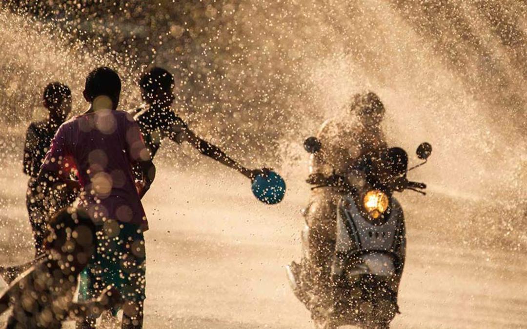 جشن آب پاشونک، منبع عکس: tripsavvy.com، عکاس: Chakarin Wattanamongkol 