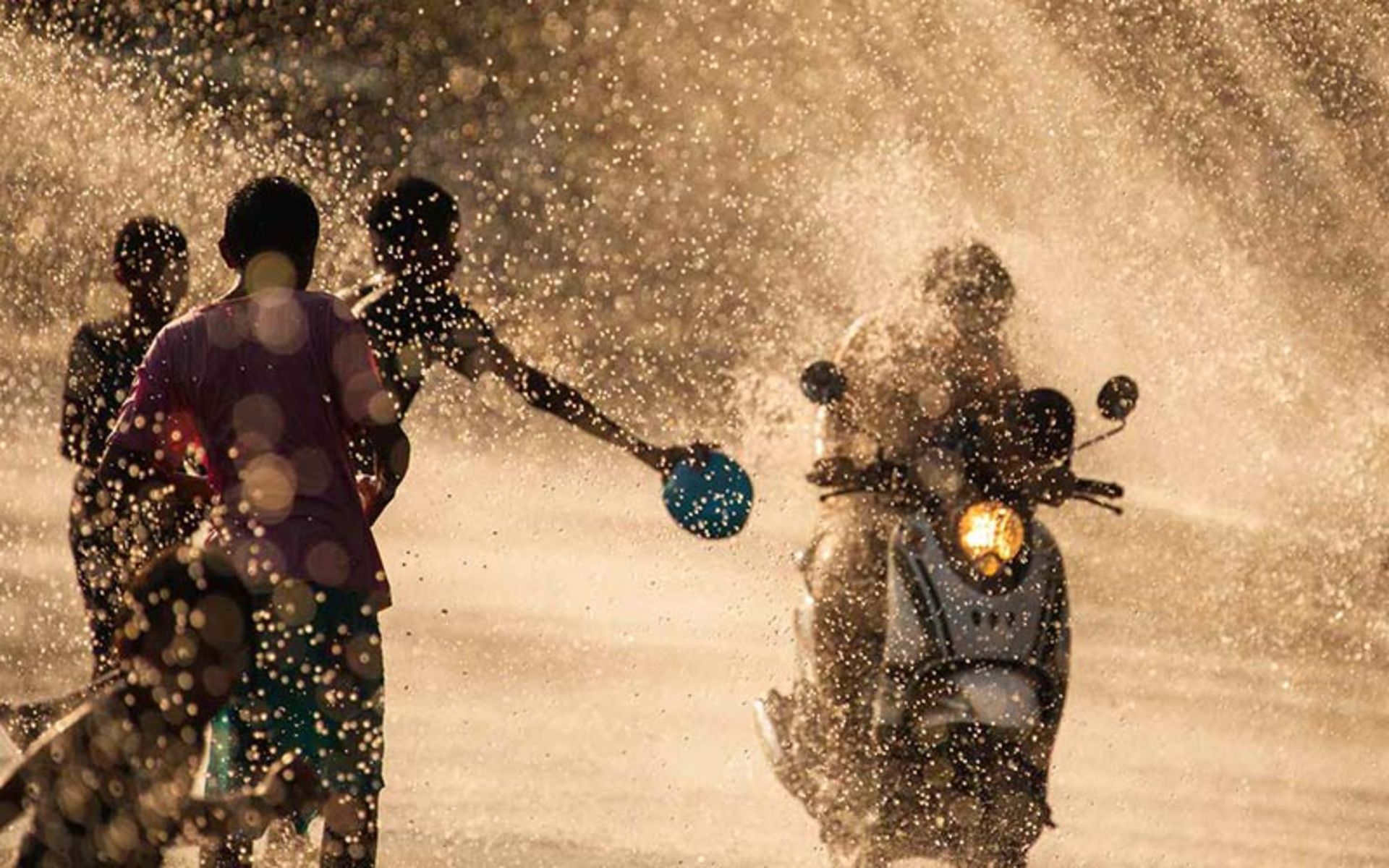 جشن آب پاشونک، منبع عکس: tripsavvy.com، عکاس: Chakarin Wattanamongkol 