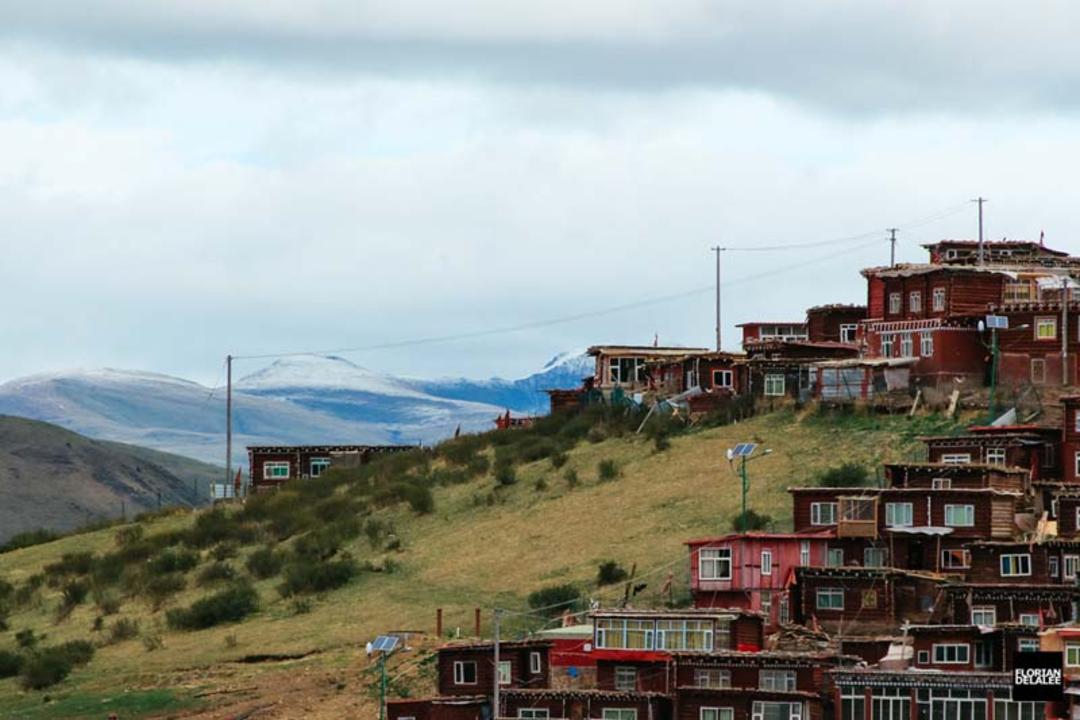 خانه ها در شیب کوهستانی سیچوان 