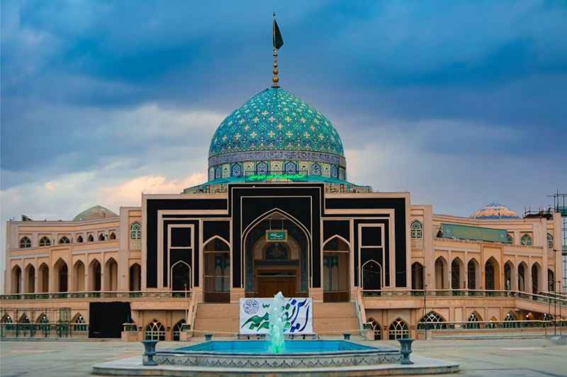 گنبد امامزاده شاه کرم اصفهان. منبع عکس: وبسایت آستان مقدس امامزاده شاه کرم (ع). عکاس: نامشخص