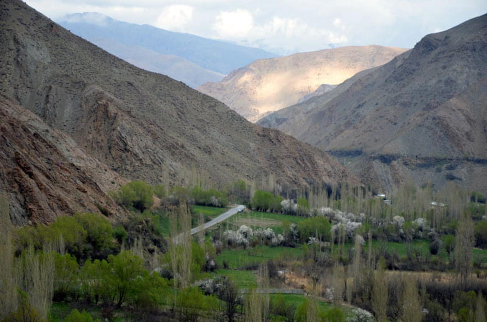 روستای یوش بلده میان کوهستان، منبع عکس: ویکی مدیا، عکاس: علیرضا جواهری