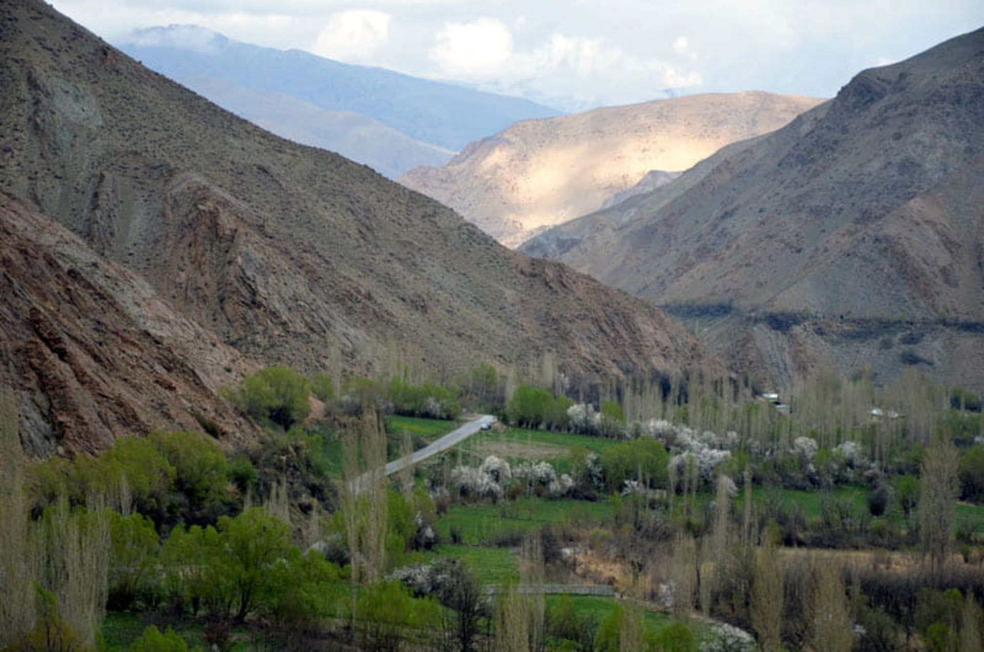 روستای یوش بلده میان کوهستان، منبع عکس: ویکی مدیا، عکاس: علیرضا جواهری