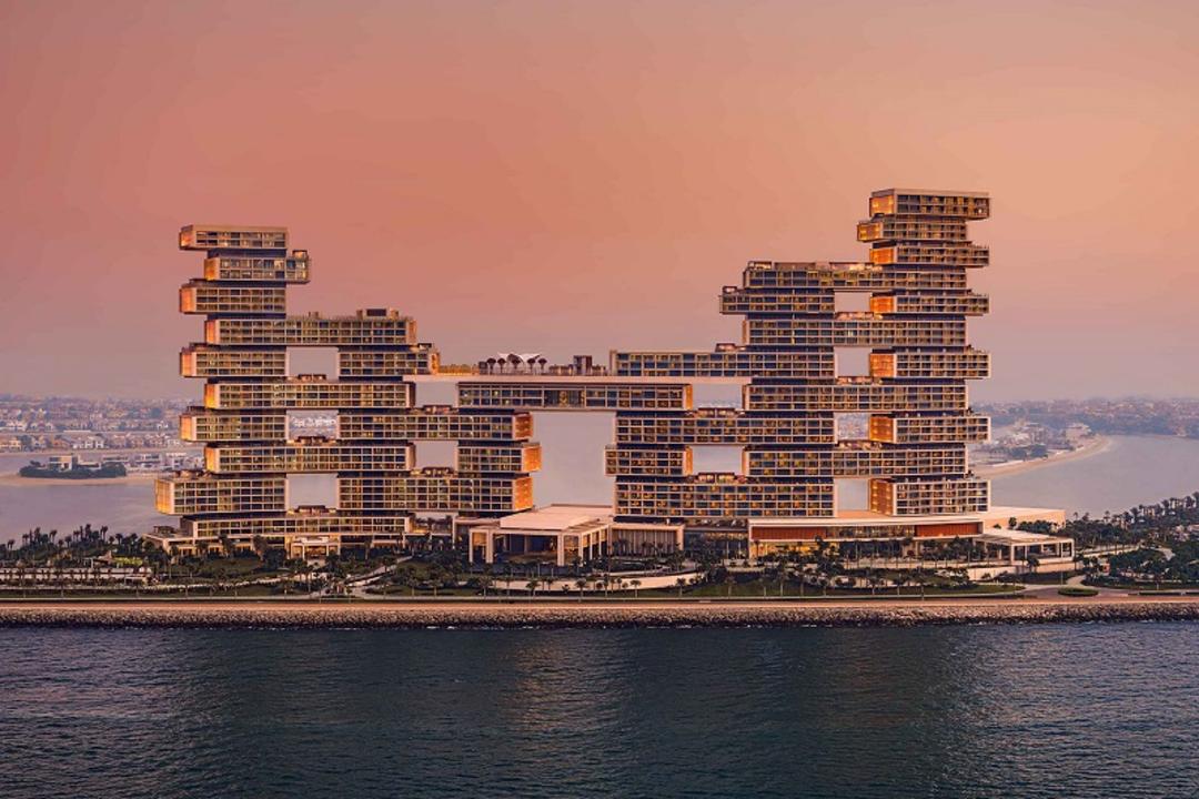 نمای هتل آتلانتیس رویال دبی در غروب؛ منبع عکس: وب سایت Atlantis.com. عکاس: نامشخص