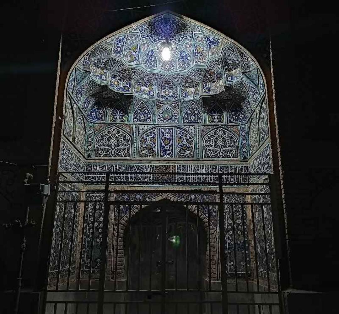 ورودی آرامگاه میرعماد در شب. ٰمنبع عکس: گوگل مپ. عکاس: محمدجواد