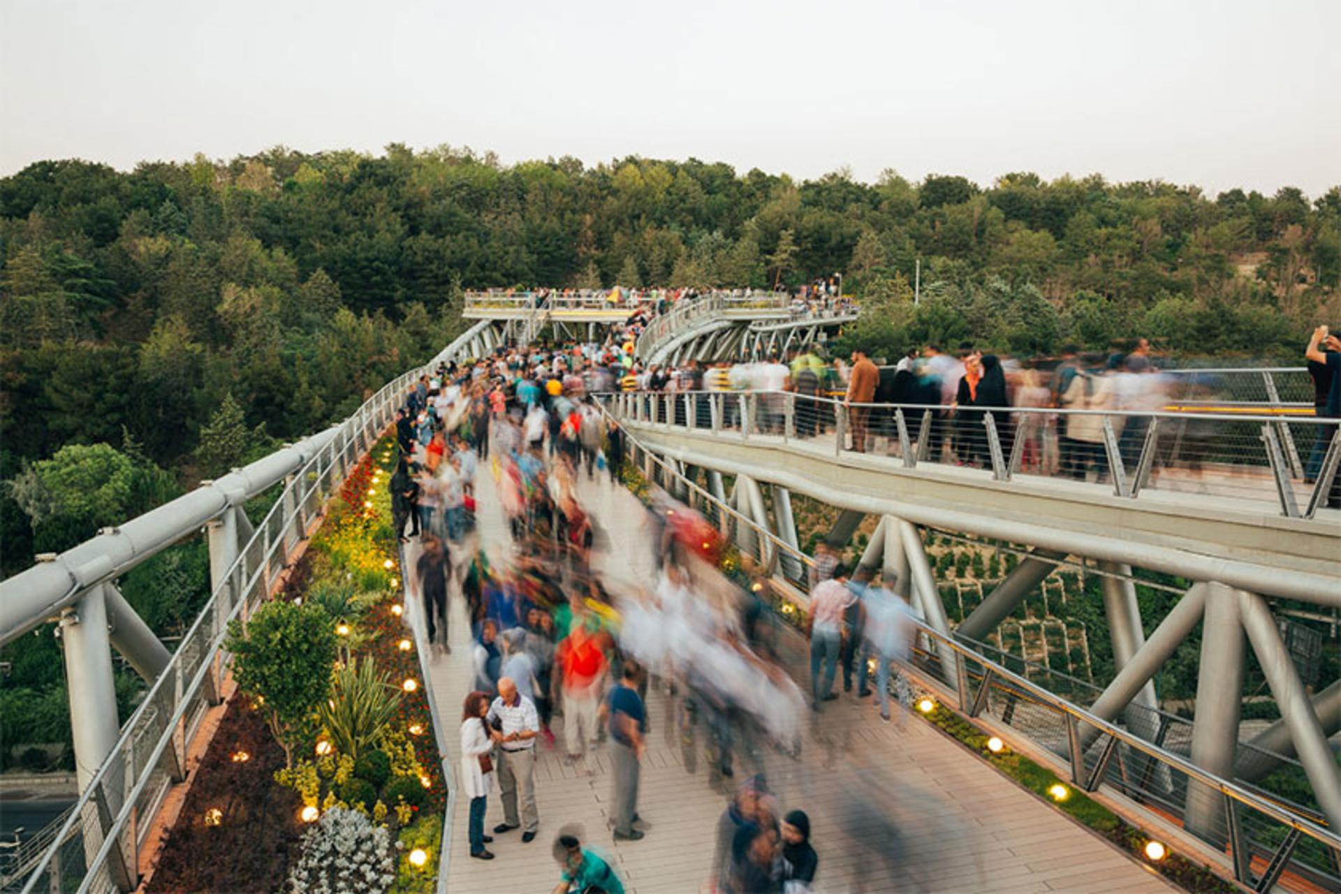 بازدید گردشگران از پل طبیعت؛ منبع عکس: tabiatbridge.com؛ عکاس: نامشخص