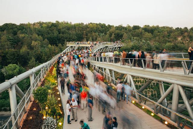 بازدید گردشگران از پل طبیعت؛ منبع عکس: tabiatbridge.com؛ عکاس: نامشخص