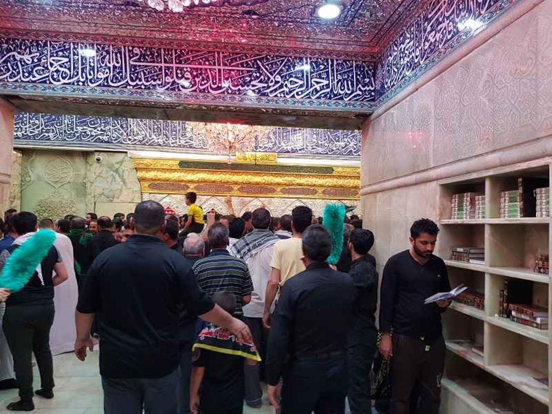 زائران در حال زیارت حرم امام حسین (ع)؛ منبع عکس: گوگل مپ؛ عکاس: احسان پور احسان