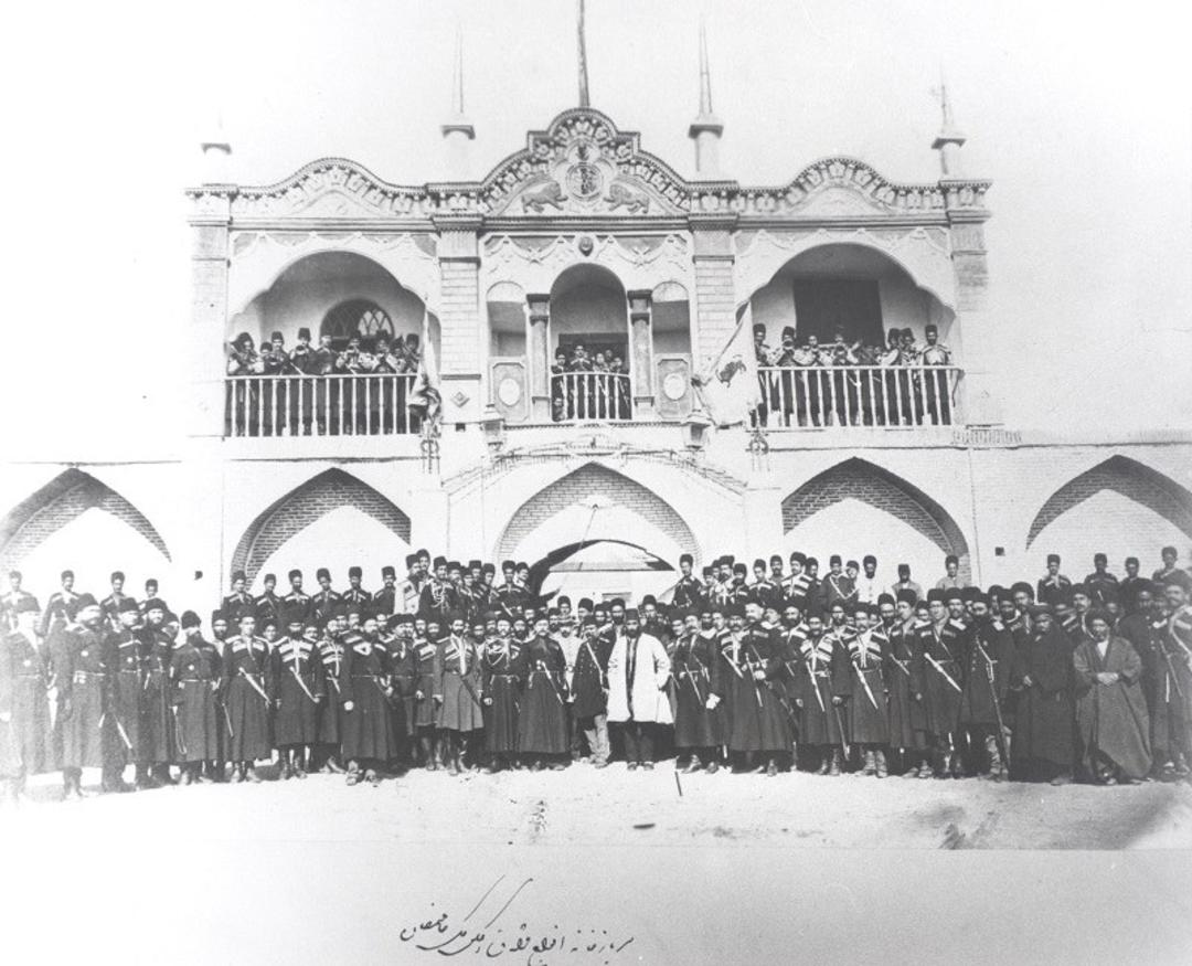 عکس دسته جمعی با عمارت در عکس آلبوم خانه کاخ گلستان؛ منبع عکس: آلبوم خانه کاخ گلستان. عکاس: نامشخص