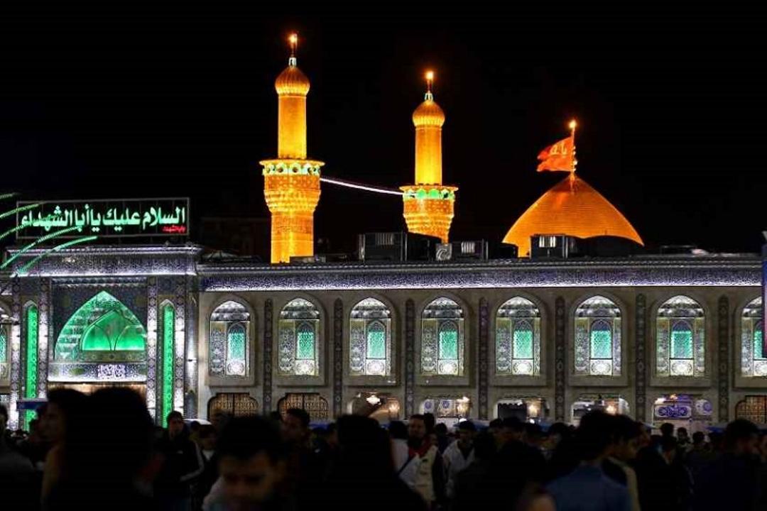 زائران در حرم امام حسین (ع)؛ منبع عکس: ویکی مدیا؛ عکاس: صفا دانشور