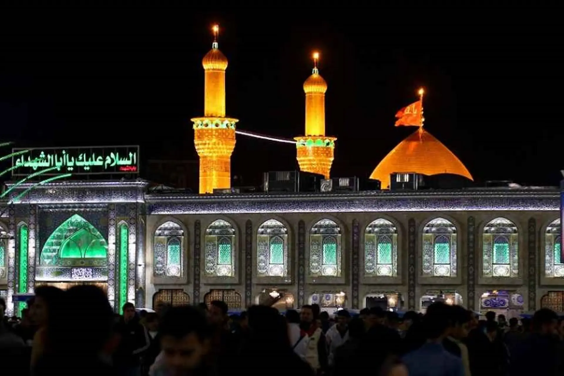 زائران در حرم امام حسین (ع)؛ منبع عکس: ویکی مدیا؛ عکاس: صفا دانشور