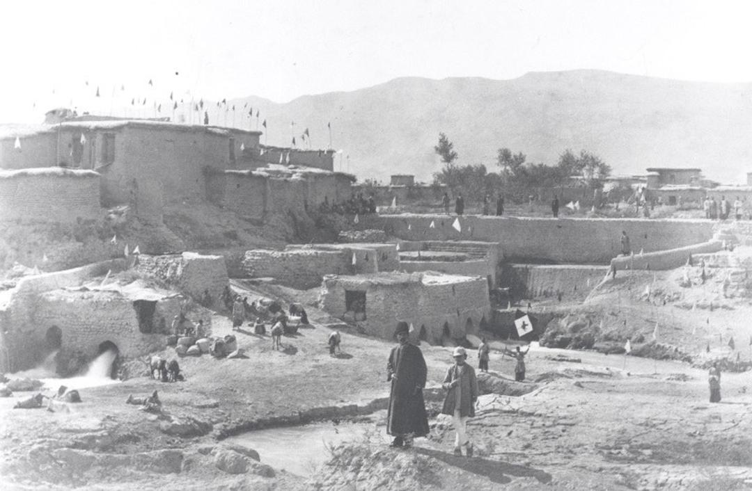خیابان‌های دوره قاجار در عکس آلبوم خانه کاخ گلستان؛ منبع عکس: آلبوم خانه کاخ گلستان. عکاس: نامشخص