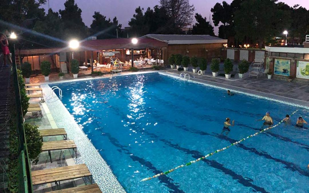 استخر بلوط ولنجک در نور شب