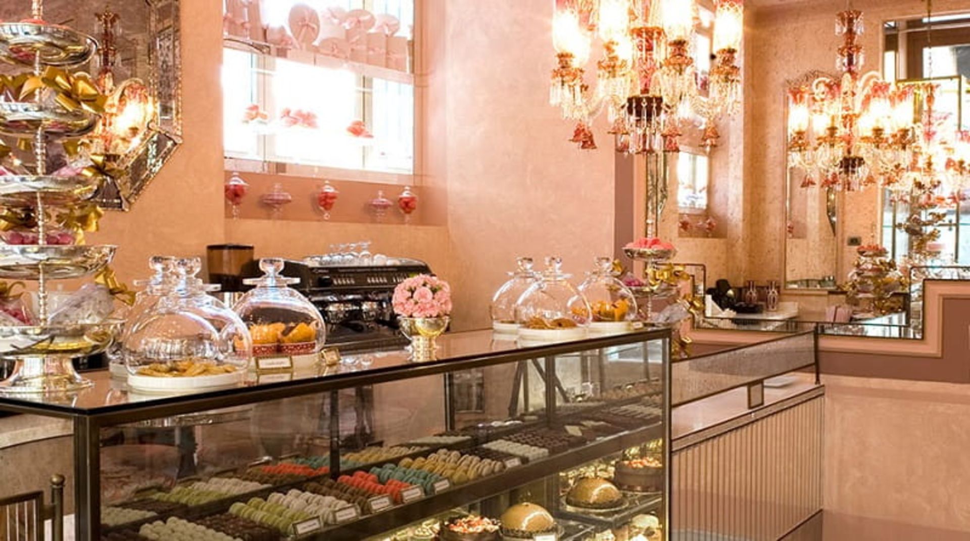 لوسترهای کلاسیک چایخانه پاتیسری ده پرا، منبع: perapalace.com، عکاس: نامشخص