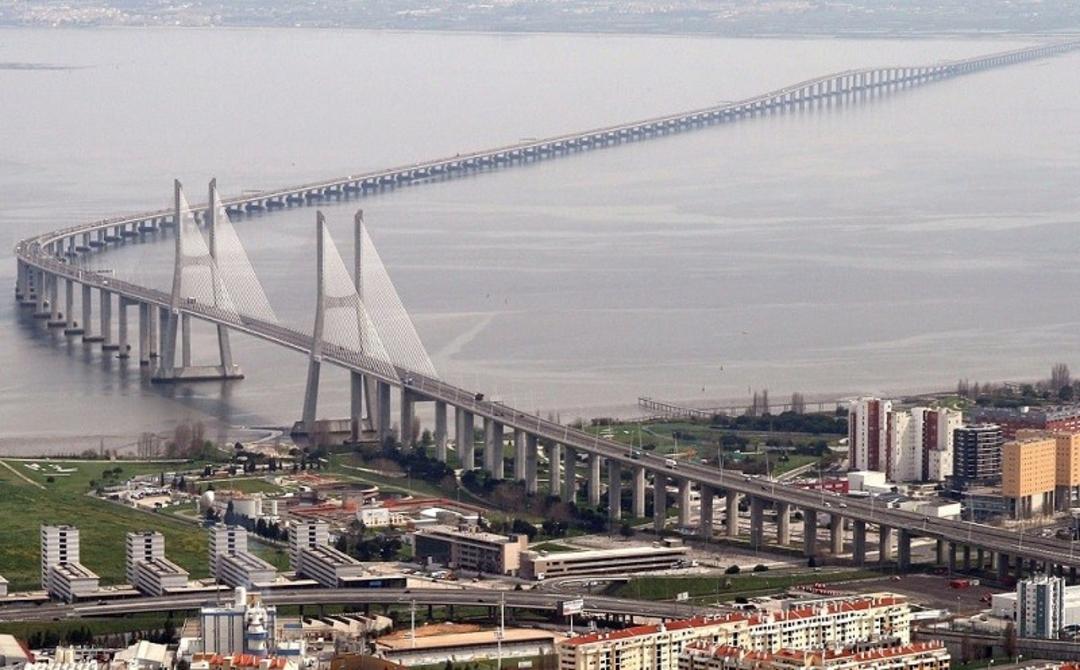 پل معروف Vasco da Gama لیسبون کشور پرتقال ؛ منبع عکس: وب سایت worldfamousthings.com. عکاس: نامشخص