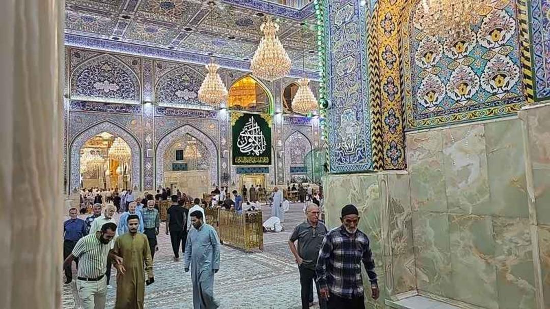 زائران در صحن حرم امام حسین (ع)؛ منبع عکس: گوگل مپ؛ عکاس: بهروز نوروزی