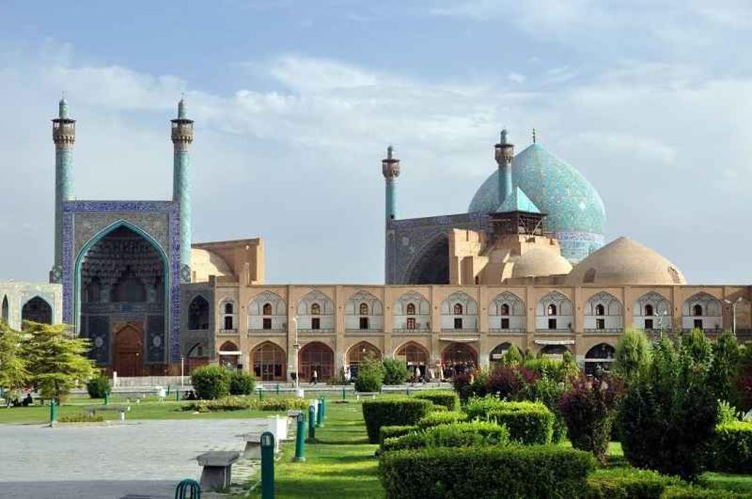 گنبد و گلدسته های مسجد امام از نمای میدان نقش جهان