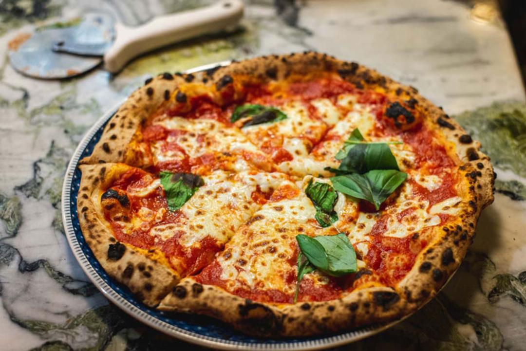 پیتزا ناپولیتن با ریحان؛ منبع عکس: وب‌سایت thepizzashop.ca؛ عکاس: نامشخص