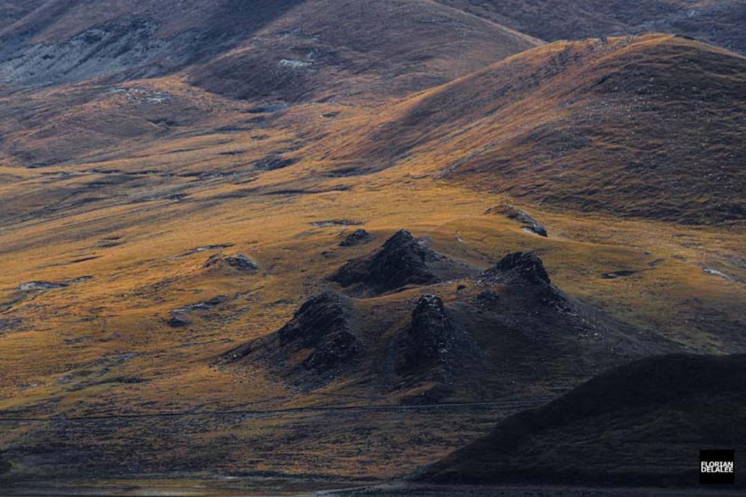 صخره های کوچک در میان کوهستانی در چین