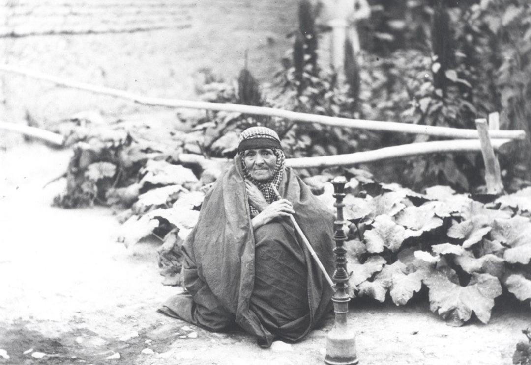 تصویری از بانوی قاجاری و قلیان در عکس آلبوم خانه کاخ گلستان؛ منبع عکس: آلبوم خانه کاخ گلستان. عکاس: نامشخص