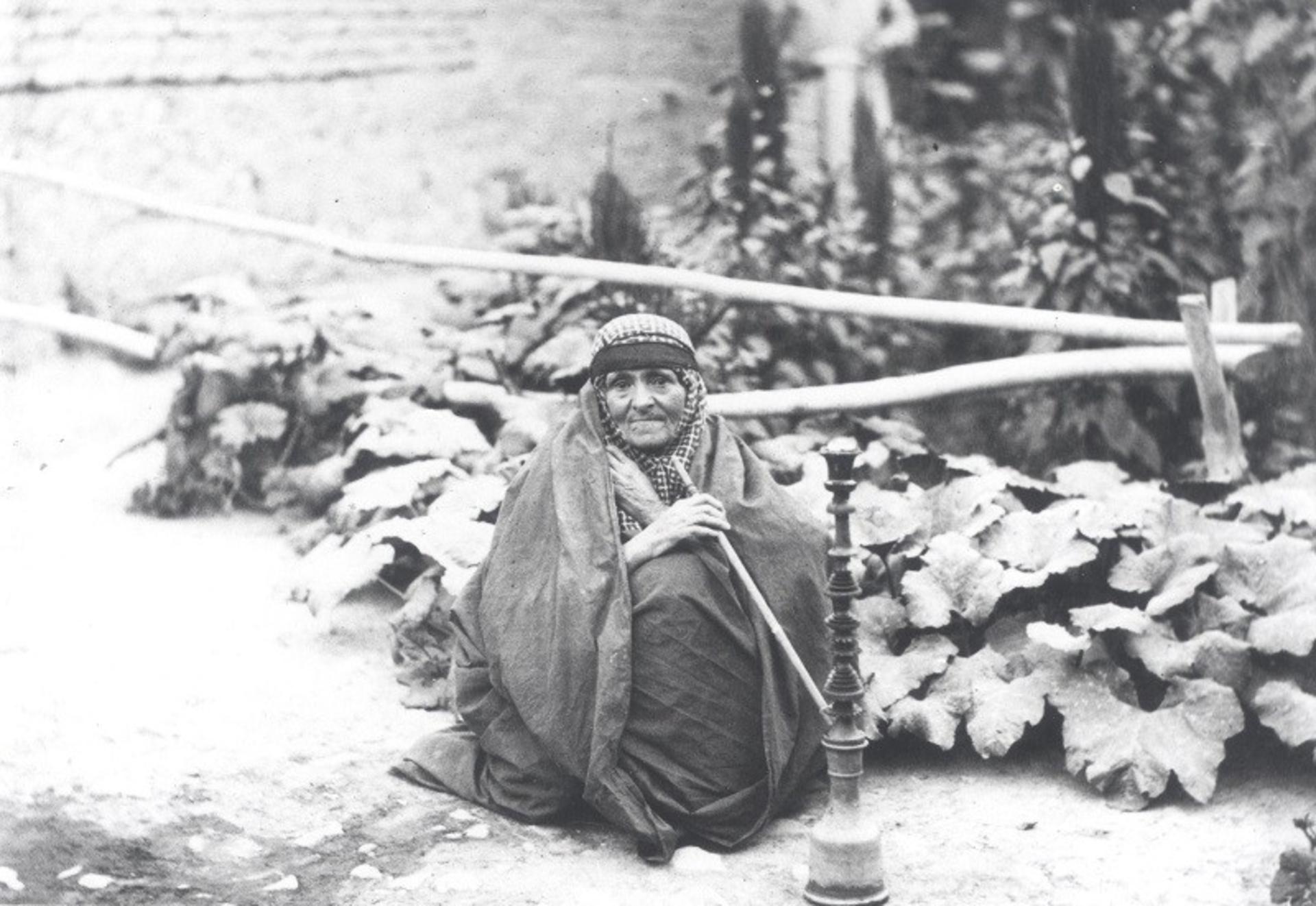 تصویری از بانوی قاجاری و قلیان در عکس آلبوم خانه کاخ گلستان؛ منبع عکس: آلبوم خانه کاخ گلستان. عکاس: نامشخص