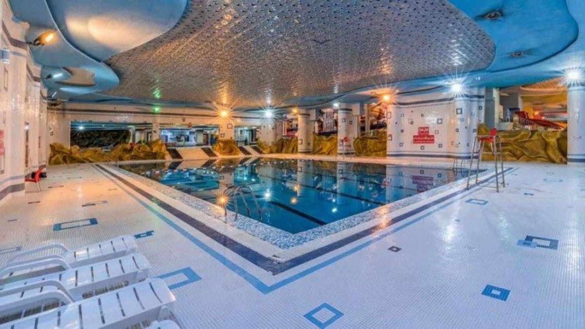 مجموعه آبی هتل پارسیس مشهد؛ منبع عکس: وب سایت Estakhrbilit.com. عکاس: نامشخص