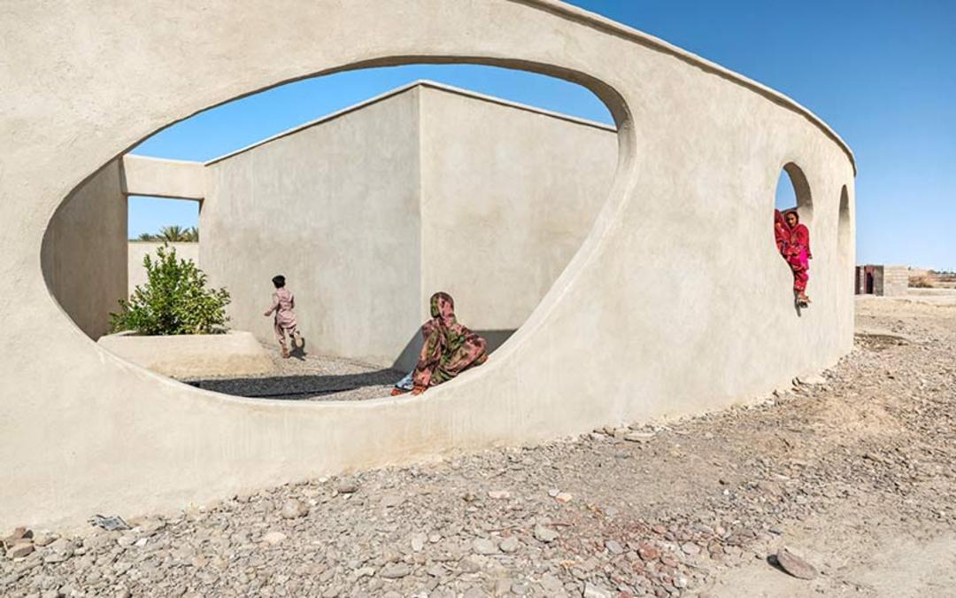 حفره های دیوار مدرسه جدگال در سیستان و بلوچستان، منبع عکس: archdaily.com، عکاس: نامشخص