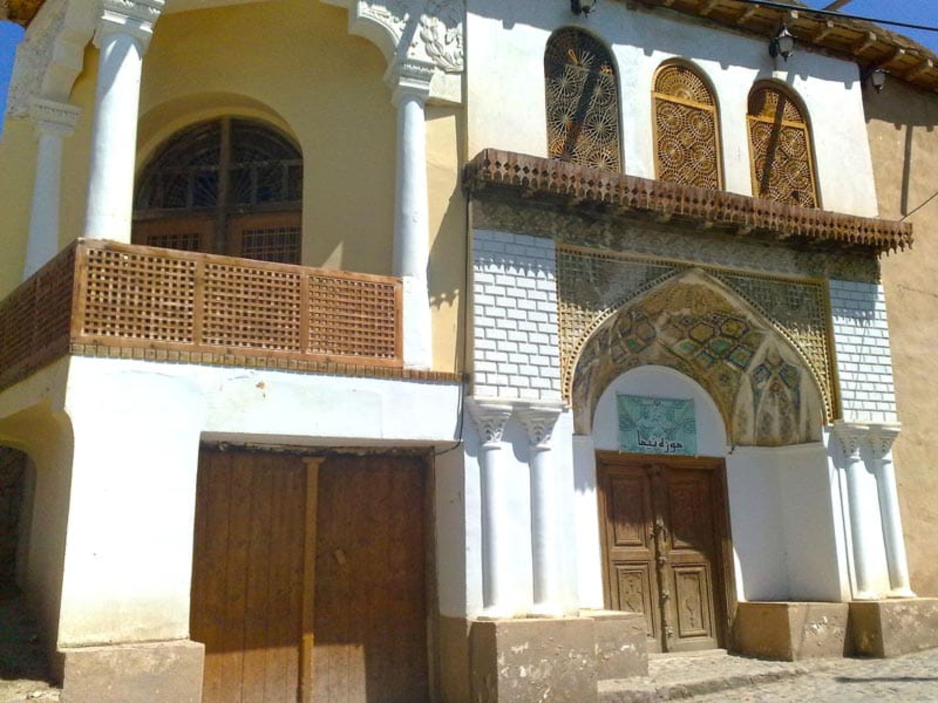 ورودی خانه و موزه نیما یوشیج در یوش بلده، منبع عکس: ویکی مدیا، عکاس: حسین مجیدی