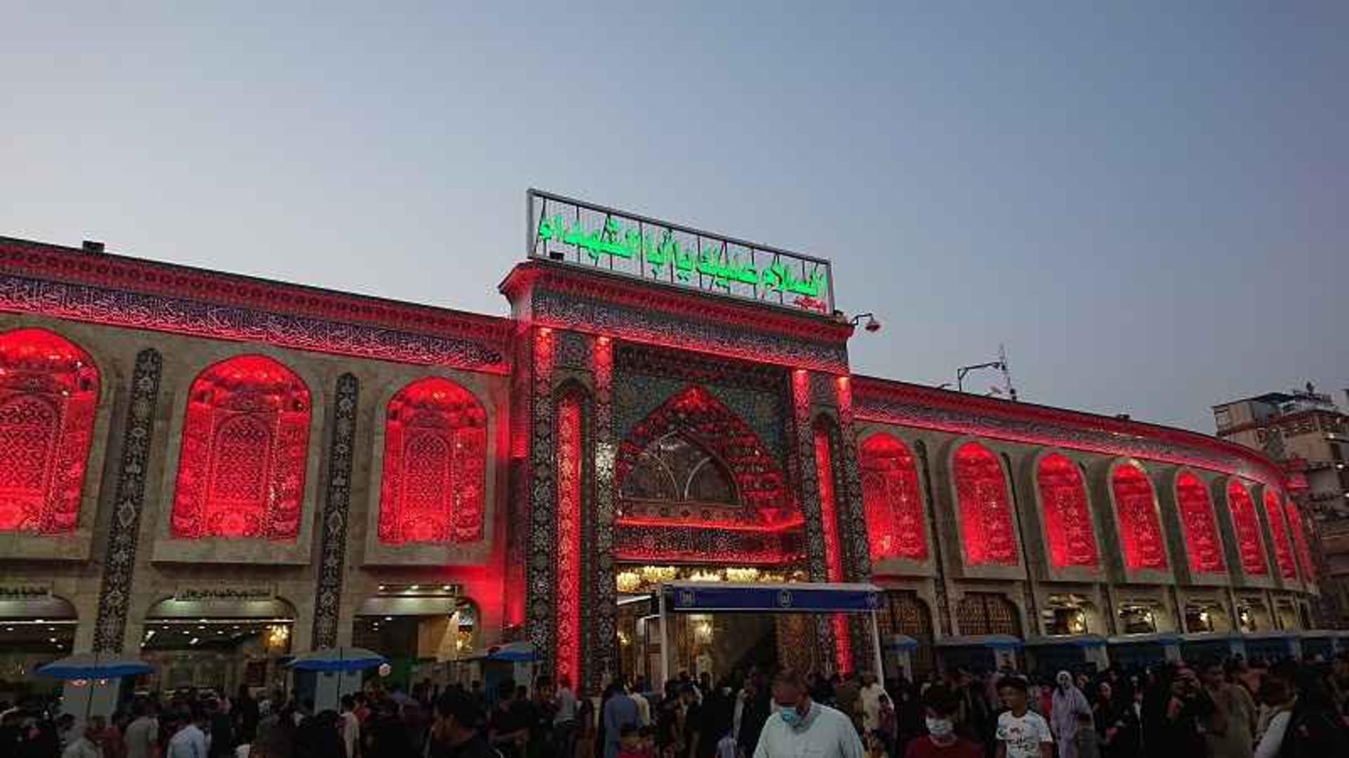 زائران در باب شهدا درب ورودی حرم امام حسین؛ منبع عکس: گوگل مپ؛ عکاس: محمد علوی