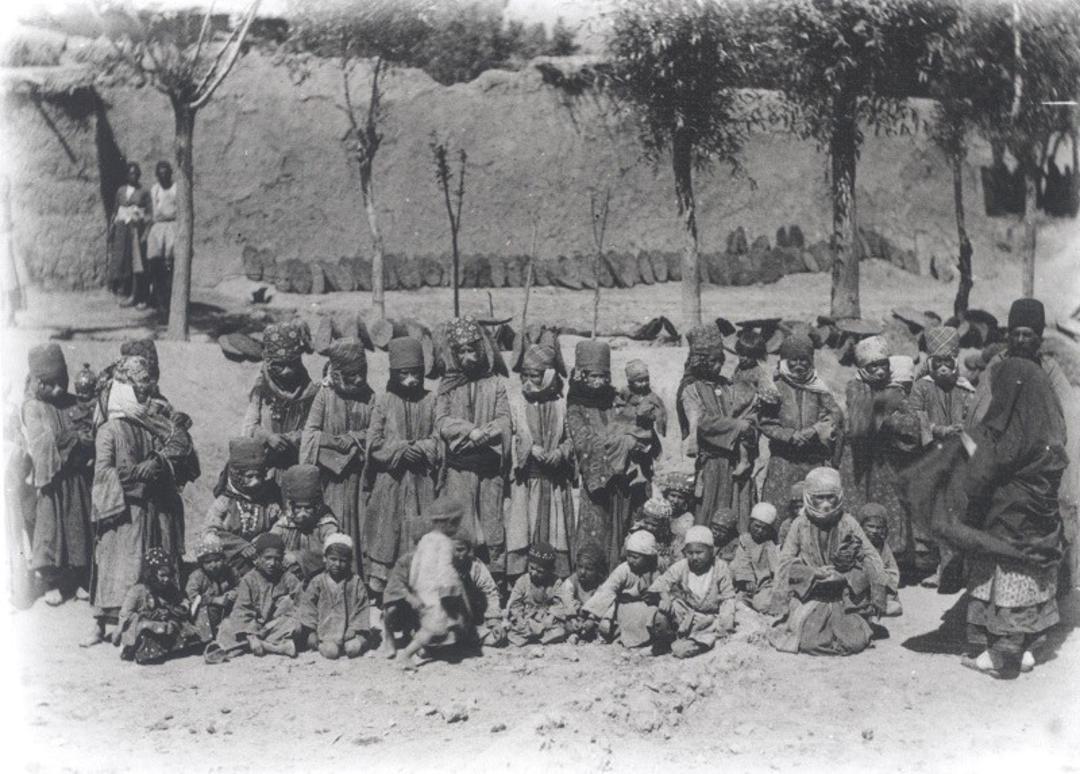 عکس دسته جمعی بانوان قاجار در عکس آلبوم خانه کاخ گلستان؛ منبع عکس: آلبوم خانه کاخ گلستان. عکاس: نامشخص