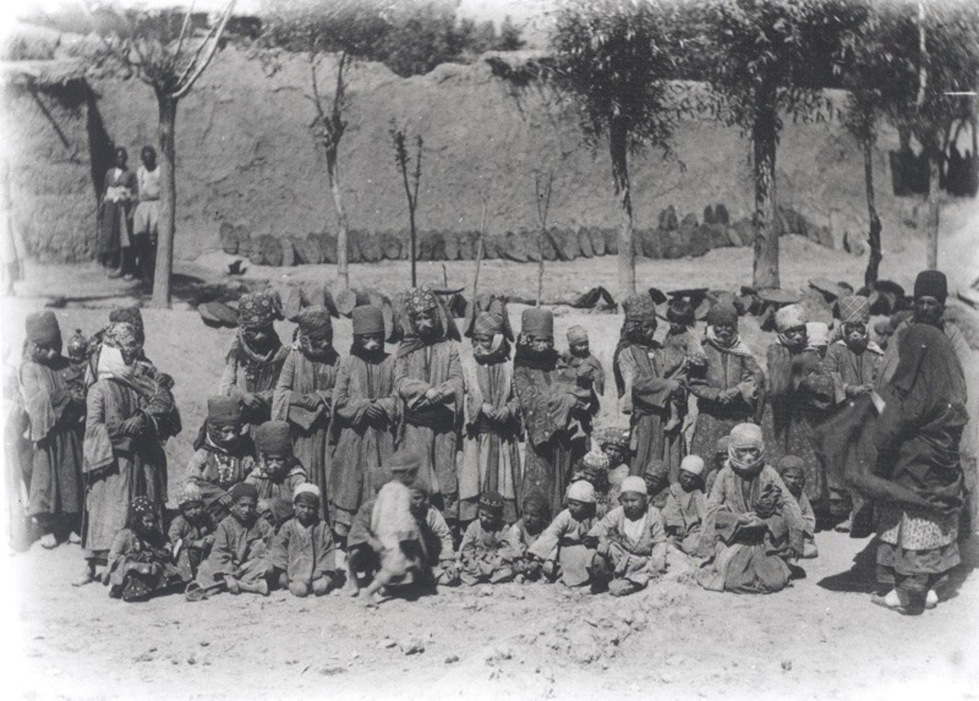 عکس دسته جمعی بانوان قاجار در عکس آلبوم خانه کاخ گلستان؛ منبع عکس: آلبوم خانه کاخ گلستان. عکاس: نامشخص