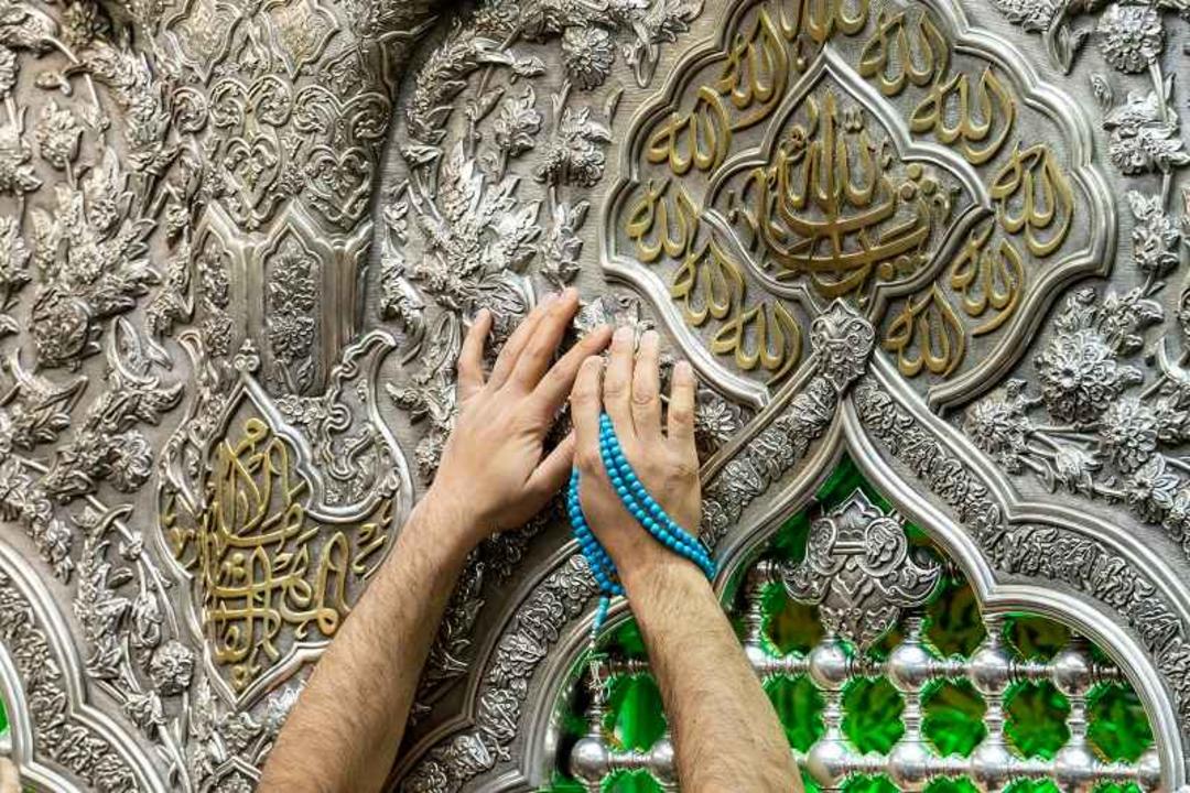 زیارت ضریح حرم امام حسین (ع)؛ منبع عکس: سایت ahlolbait.com؛ عکاس: نامشخص