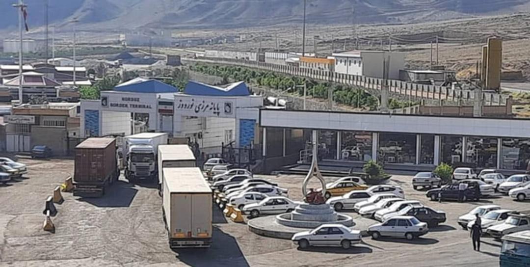 ماشین گردشگران در مرز نوردوز، منبع عکس: مجله فرادید، عکاس: نامشخص
