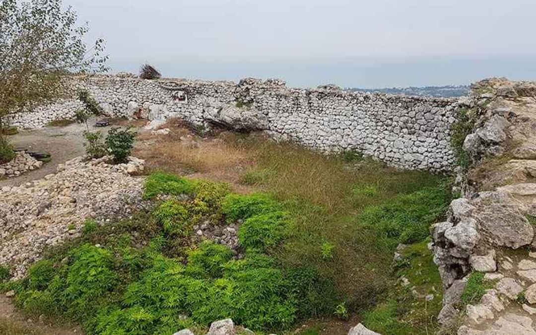 بقایای دیوارهای سنگی قلعه مارکوه رامسر
